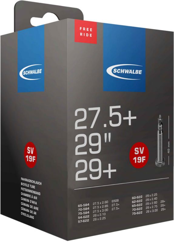 Der Schwalbe SV 19F Schlauch für 29" / 29"+ Freeride kommt in einer schwarz-grauen Verpackung mit rotem FREE RIDE-Aufkleber, mehrsprachigem Text und hebt sein MTB-Freeride-Schlauch-Design und Presta-Ventil hervor.